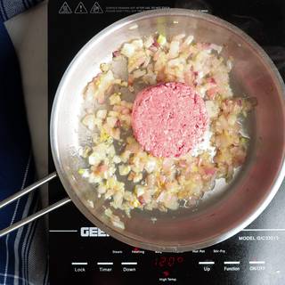 When the color of the onion changes, add the minced meat. 