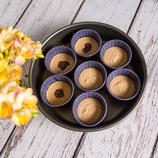 Take the fudges out of the fridge and pour the rest of the cookie butter mixture on top of them and put them back in the fridge for 35 to 40 more minutes until it becomes hard.