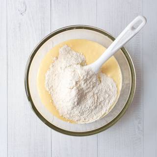 Sift flour, baking powder, and vanilla and add some of it to the ingredients. Add milk to this level. Then, add other dry ingredients and mix until no flour streaks remain. Pay attention to mix the ingredients with a spatula and starting it with one side of the bowl.