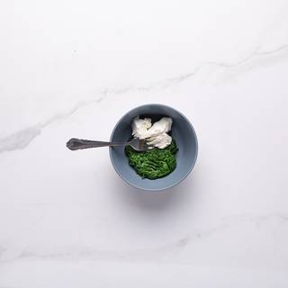 Mix cooked spinach with cream cheese. (If you like the taste of garlic, you can add garlic powder to spinach at this step)