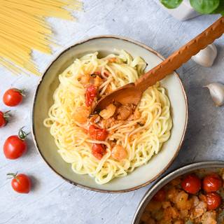 Drain the spaghetti when they become soft enough. Put them in a dish and mix them with half of our shrimps, you can put the rest on top of your spaghetti.