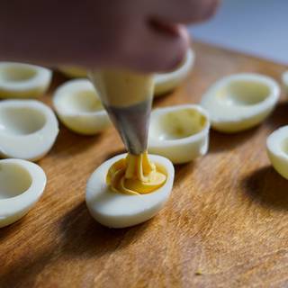 Pour the yolks into the pastry bag with a star or round plastic tip and pipe the albumen.