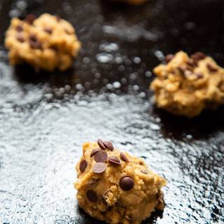 Put each part of the ingredients in the form of a scope onto the pre-oiled oven dish with some space from each other. It's really important to line up cookies with some spaces from each other to feel free to flat.