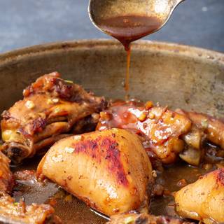 When the chicken is well cooked, put the chicken on top of the skin (if you use skinned chicken) and add the chopped garlic and fry until the aroma is smelled for about 30 seconds.