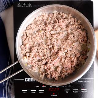 Sauté the minced meat with onion and garlic until the color turns. 