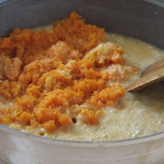 Puree the carrots that we have already cooked. Add it to the rice flour while roasting and continue roasting again.