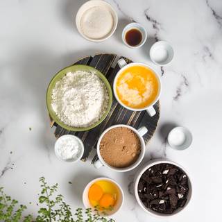 Before beginning, preheat the oven to 360F. Spread the batter out into a 20.20 cm, greased cast iron skillet. If you have a circular scoop, 20 diameter works as well.