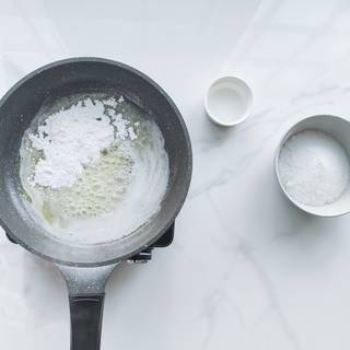 Melt the butter inside a pan, then add 3 tablespoons of flour and mix them.