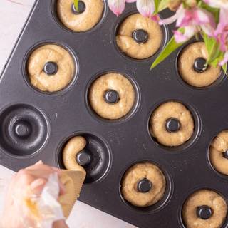 Grease the donut molds and fill them with the dough using a piping bag. Bake them in the oven for 20 minutes. Let them cool down for a few minutes then remove them from the molds.